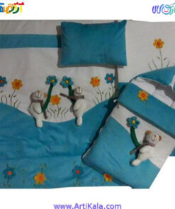 تصویر سرویس خواب نوزادی 4 تکه مخمل طرح دار و برجسته طرح خرسی وگل رنگ آبی