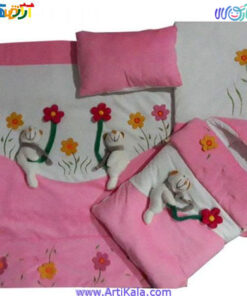 تصویر سرویس خواب نوزادی 4 تکه مخمل طرح دار و برجسته طرح خرسی وگل رنگ صورتی
