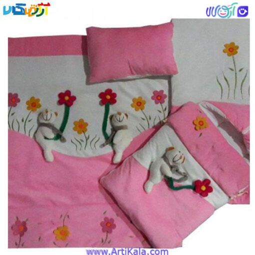 تصویر سرویس خواب نوزادی 4 تکه مخمل طرح دار و برجسته طرح خرسی وگل رنگ صورتی